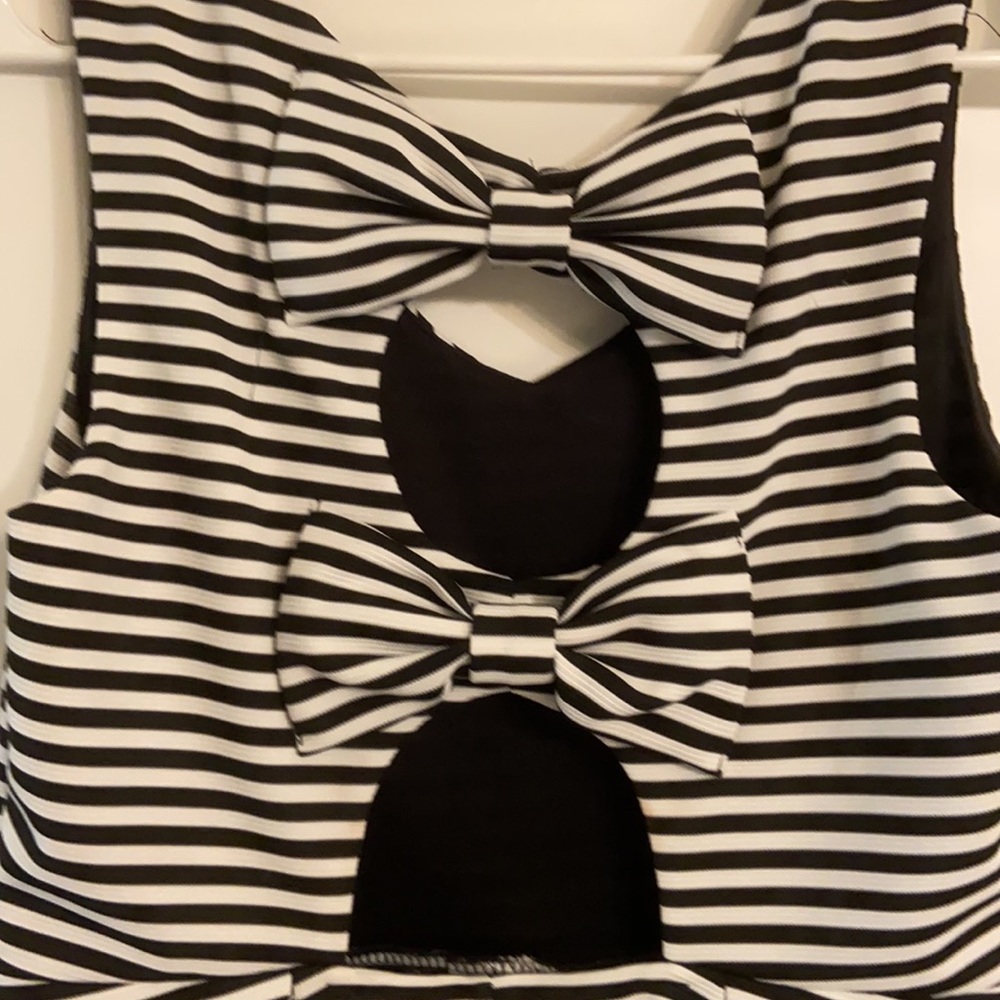 Cute open back black and white dress - Picture 3 of 6